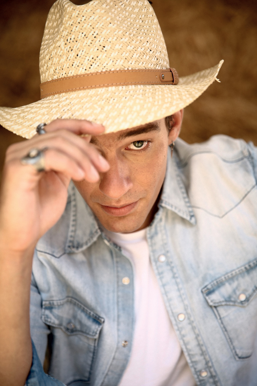 Λίαμ Άιρλαντ: Ο νέος γόης της ελληνικής TV - Ποιος είναι ο άνθρωπος πίσω από τον ρόλο στη «Γη της Ελιάς»