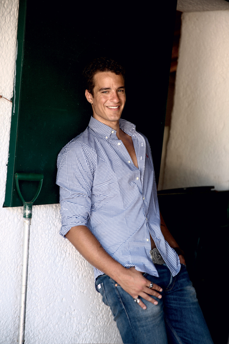 Λίαμ Άιρλαντ: Ο νέος γόης της ελληνικής TV - Ποιος είναι ο άνθρωπος πίσω από τον ρόλο στη «Γη της Ελιάς»