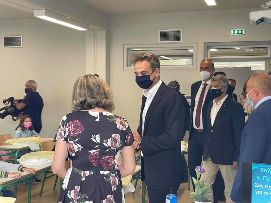 Ο Μητσοτάκης στο Δημοτικό Σχολείο στο Δαμάσι που χτίστηκε σε χρόνο ρεκόρ μετά τον σεισμό