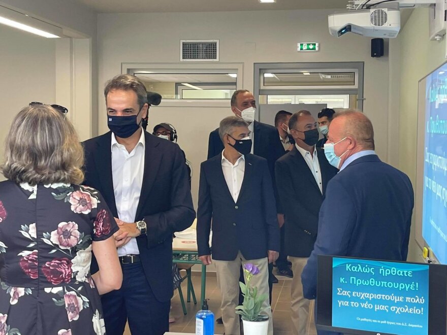 Ο Μητσοτάκης στο Δημοτικό Σχολείο στο Δαμάσι που χτίστηκε σε χρόνο ρεκόρ μετά τον σεισμό