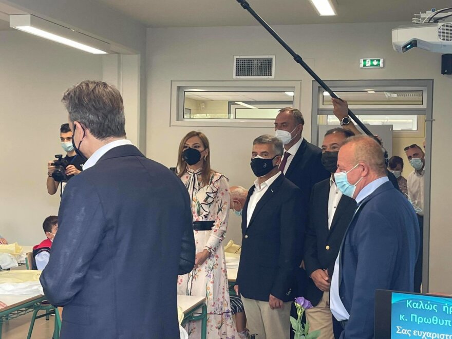 Ο Μητσοτάκης στο Δημοτικό Σχολείο στο Δαμάσι που χτίστηκε σε χρόνο ρεκόρ μετά τον σεισμό