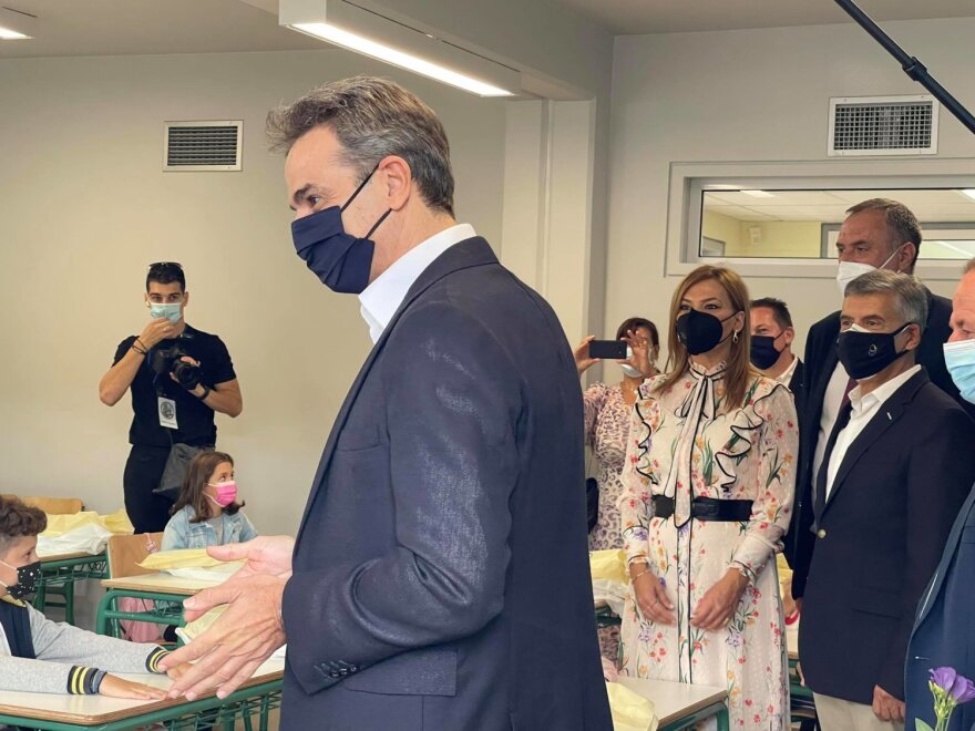 Ο Μητσοτάκης στο Δημοτικό Σχολείο στο Δαμάσι που χτίστηκε σε χρόνο ρεκόρ μετά τον σεισμό