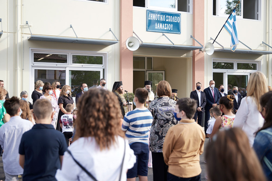 Ο Μητσοτάκης στο Δημοτικό Σχολείο στο Δαμάσι που χτίστηκε σε χρόνο ρεκόρ μετά τον σεισμό