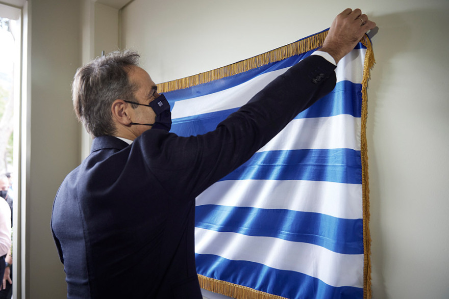 Ο Μητσοτάκης στο Δημοτικό Σχολείο στο Δαμάσι που χτίστηκε σε χρόνο ρεκόρ μετά τον σεισμό