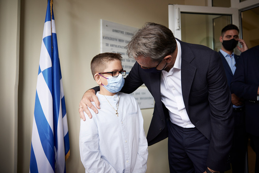 Ο Μητσοτάκης στο Δημοτικό Σχολείο στο Δαμάσι που χτίστηκε σε χρόνο ρεκόρ μετά τον σεισμό