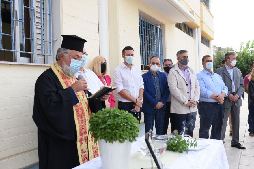 Σε δημοτικό στην Καλλιθέα η Γεννηματά: Κριτική στην κυβέρνηση για το άνοιγμα σχολείων χωρίς προφυλάξεις