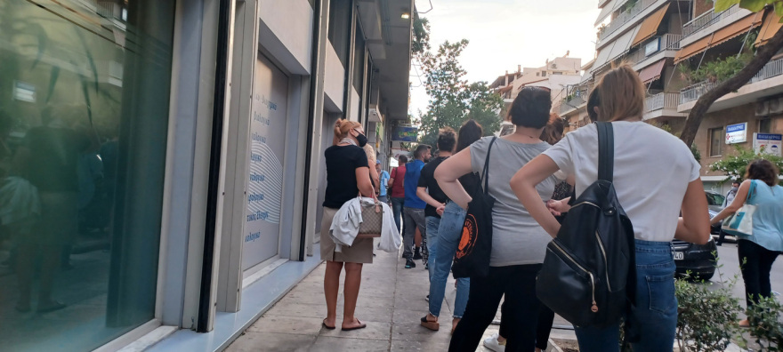 Ουρές και πολύωρη αναμονή έξω από τα διαγνωστικά κέντρα για rapid test - Φωτογραφίες 