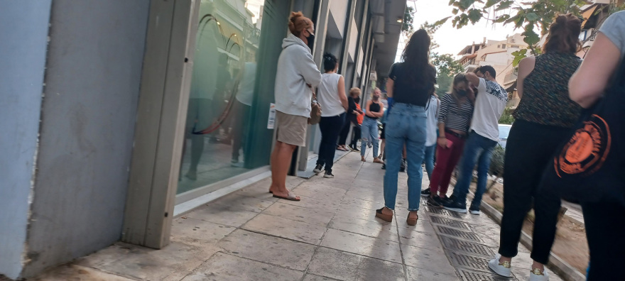 Ουρές και πολύωρη αναμονή έξω από τα διαγνωστικά κέντρα για rapid test - Φωτογραφίες 