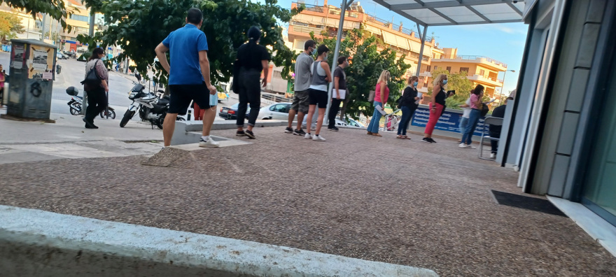 Ουρές και πολύωρη αναμονή έξω από τα διαγνωστικά κέντρα για rapid test - Φωτογραφίες 