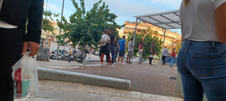 Ουρές και πολύωρη αναμονή έξω από τα διαγνωστικά κέντρα για rapid test - Φωτογραφίες 