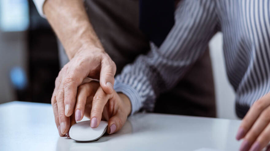 #MeΤoo στη Δικαιοσύνη: Γυναίκα δικαστής κατηγορεί εφέτη για βιασµό - Την κακοποίησε σε ξενοδοχείο των βορείων προαστίων