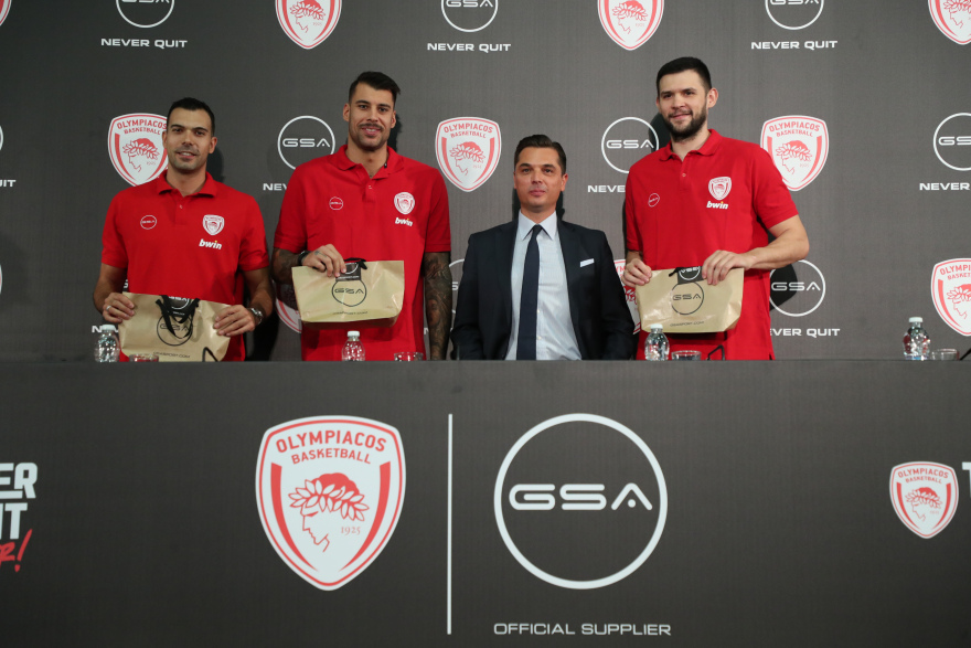 ΚΑΕ Ολυμπιακός: Παρουσίασε τις φανέλες της νέας σεζόν - «Η ομάδα επιβιώνει και ζει διεκδικώντας τίτλους»