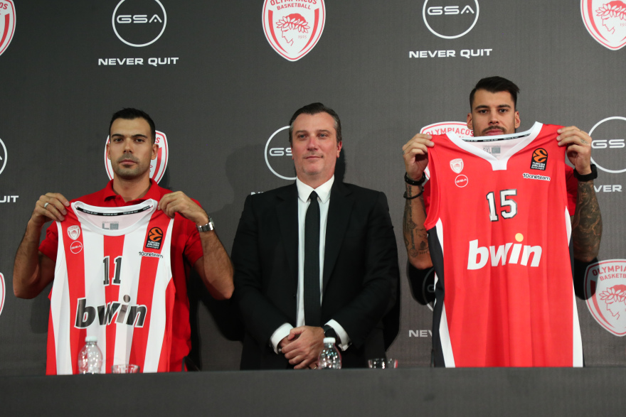 ΚΑΕ Ολυμπιακός: Παρουσίασε τις φανέλες της νέας σεζόν - «Η ομάδα επιβιώνει και ζει διεκδικώντας τίτλους»