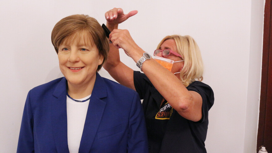 Ο Έλληνας εστιάτορας της Γερμανίας που έδωσε 10.000 ευρώ για ένα κέρινο ομοίωμα της Μέρκελ