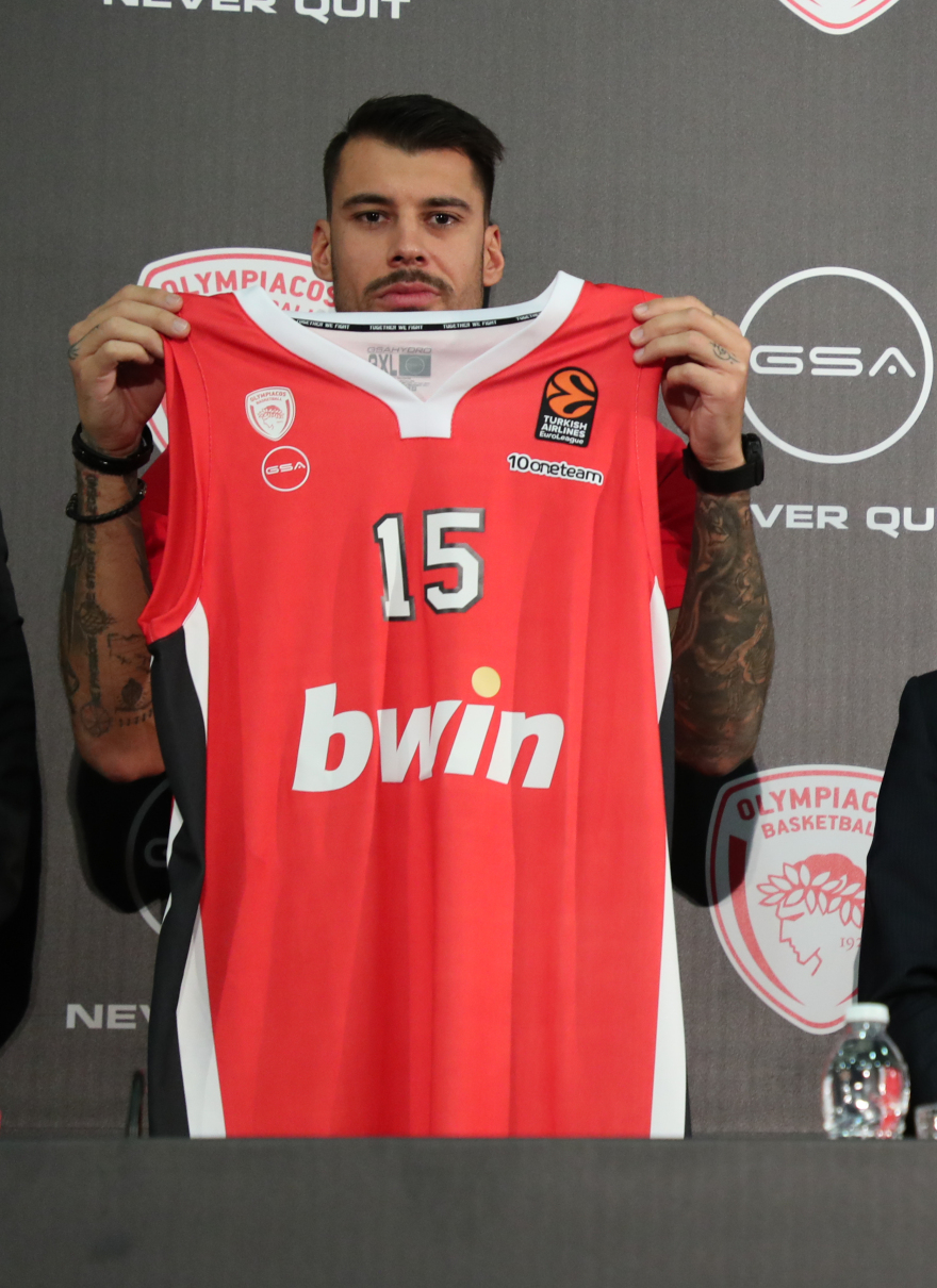 ΚΑΕ Ολυμπιακός: Παρουσίασε τις φανέλες της νέας σεζόν - «Η ομάδα επιβιώνει και ζει διεκδικώντας τίτλους»