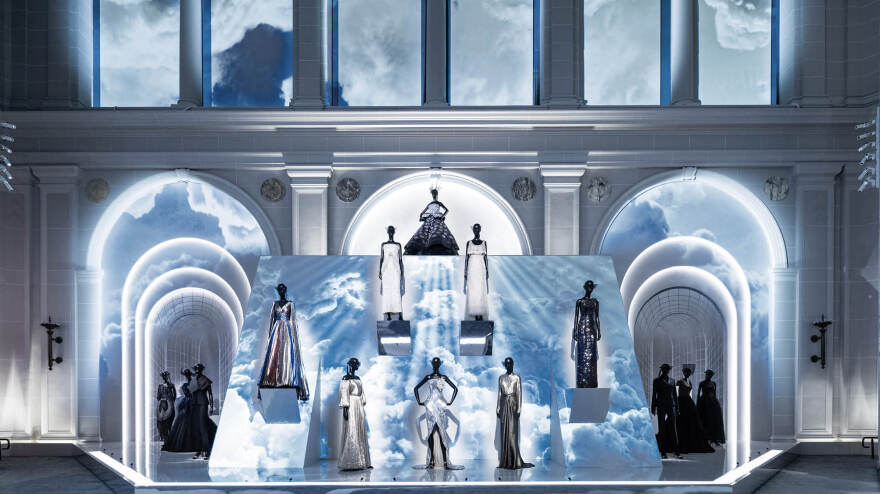 Στην Νέα Υόρκη η εμβληματική έκθεση Christian Dior- Designer of the dreams”