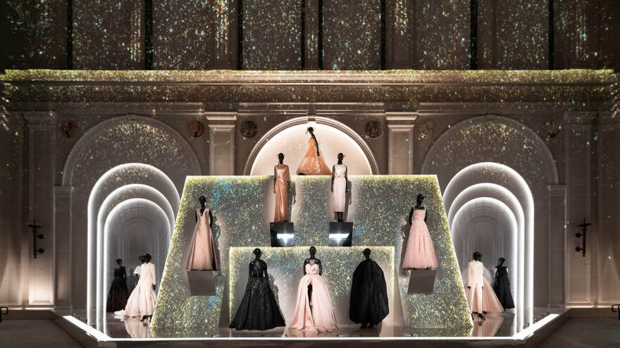 Στην Νέα Υόρκη η εμβληματική έκθεση Christian Dior- Designer of the dreams”
