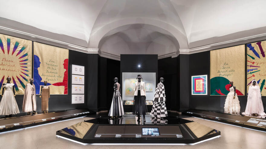 Στην Νέα Υόρκη η εμβληματική έκθεση Christian Dior- Designer of the dreams”