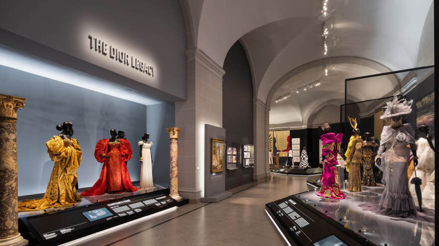 Στην Νέα Υόρκη η εμβληματική έκθεση Christian Dior- Designer of the dreams”