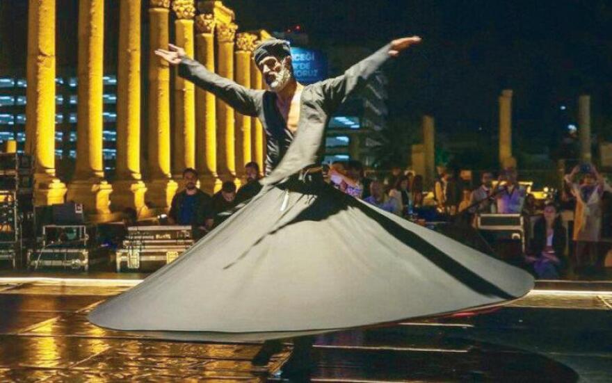 Ημίγυμνος δερβίσης «σκανδαλίζει» την Τουρκία 