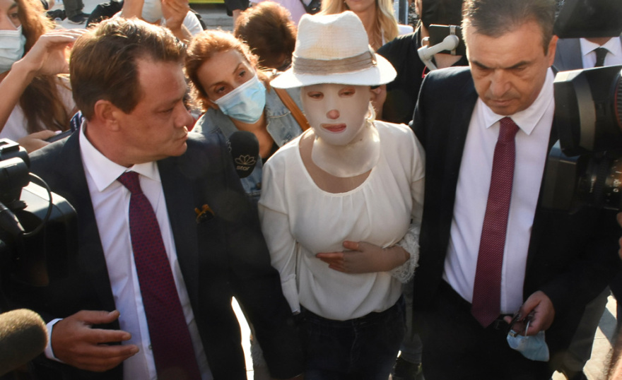 Επίθεση με βιτριόλι: Αρχίζει σήμερα η δίκη - Εφτασε η Ιωάννα στο δικαστήριο
