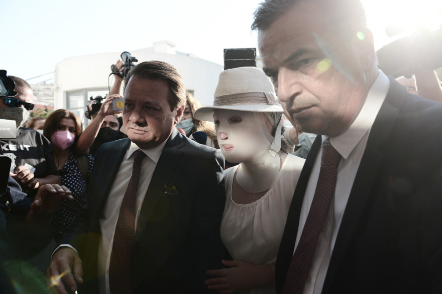 Επίθεση με βιτριόλι: Αρχίζει σήμερα η δίκη - Εφτασε η Ιωάννα στο δικαστήριο