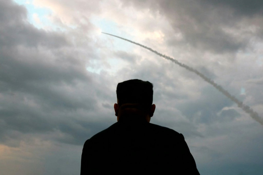 «Πρόβες» πολέμου στην κορεατική χερσόνησο: Σεούλ και Πιονγιανγκ εκτοξεύουν πυραύλους και «χτίζουν» οπλοστάσια