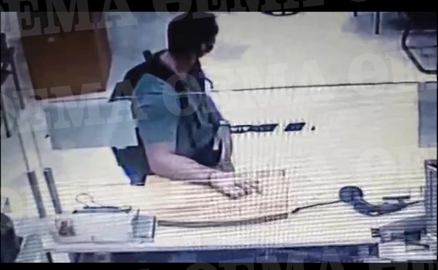 Ληστεία στο κέντρο της Αθήνας: Φωτογραφίες - ντοκουμέντο από τους ένοπλους με το καλάσνικοφ που άδειασαν την τράπεζα