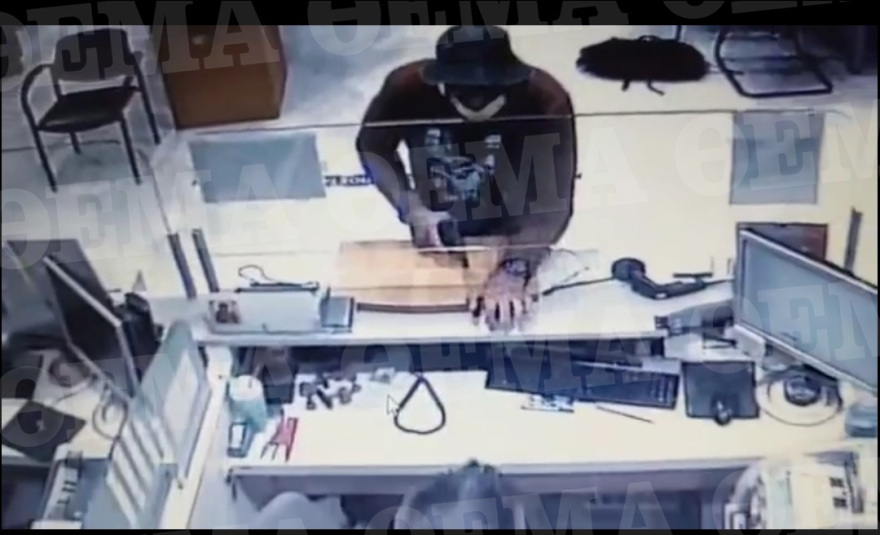 Ληστεία στο κέντρο της Αθήνας: Φωτογραφίες - ντοκουμέντο από τους ένοπλους με το καλάσνικοφ που άδειασαν την τράπεζα