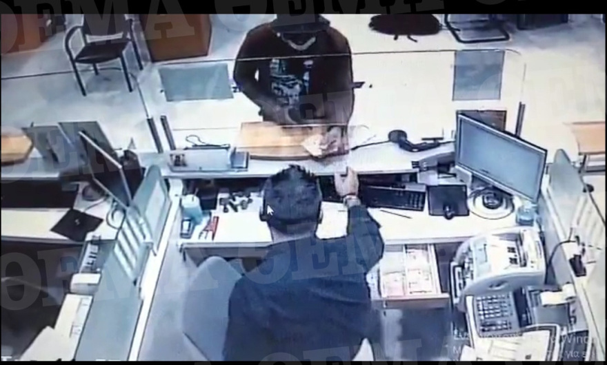 Ληστεία στο κέντρο της Αθήνας: Φωτογραφίες - ντοκουμέντο από τους ένοπλους με το καλάσνικοφ που άδειασαν την τράπεζα