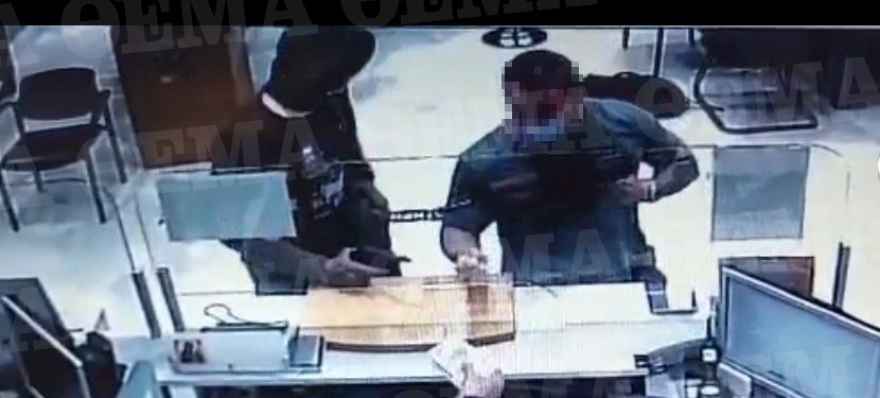 Ληστεία στο κέντρο της Αθήνας: Φωτογραφίες - ντοκουμέντο από τους ένοπλους με το καλάσνικοφ που άδειασαν την τράπεζα