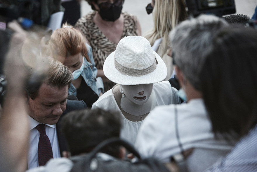 Επίθεση με βιτριόλι: Η γενναία Ιωάννα «απέναντι» στην «ψυχρή και δειλή» Έφη Κακαράντζουλα