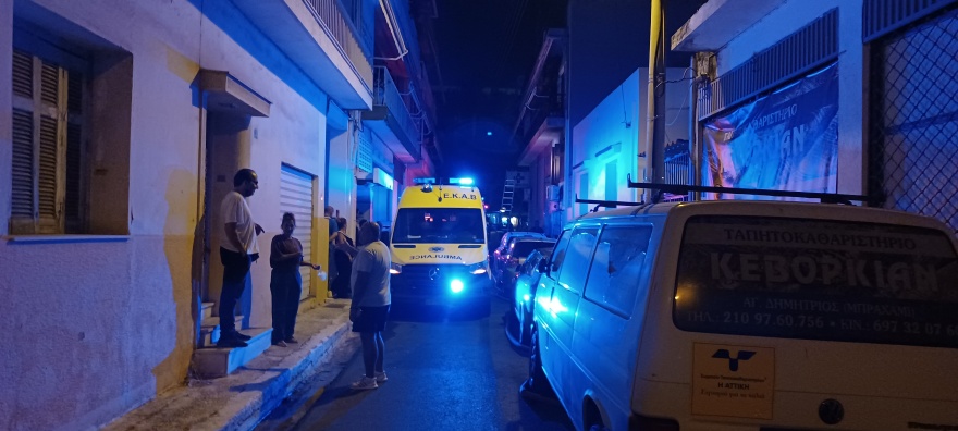 Φωτιά σε ισόγειο στον Άγιο Δημήτριο: Εντοπίστηκε γυναίκα χωρίς τις αισθήσεις της - Δείτε φωτογραφίες