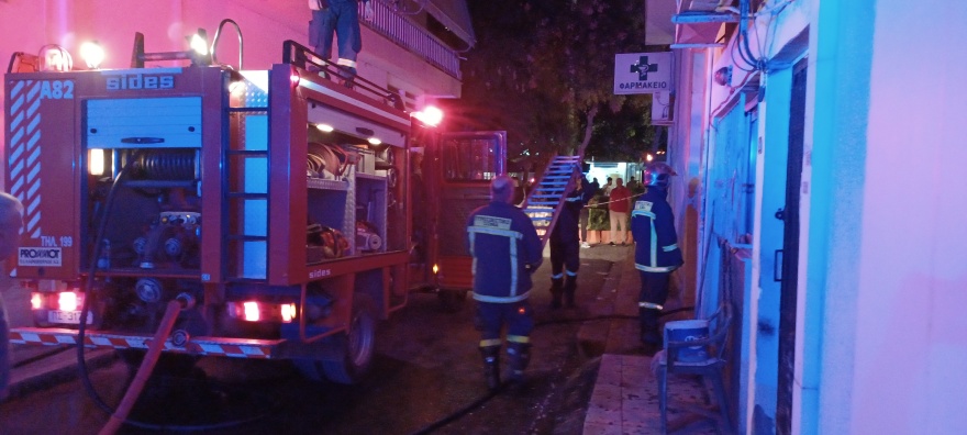 Φωτιά σε ισόγειο στον Άγιο Δημήτριο: Εντοπίστηκε γυναίκα χωρίς τις αισθήσεις της - Δείτε φωτογραφίες