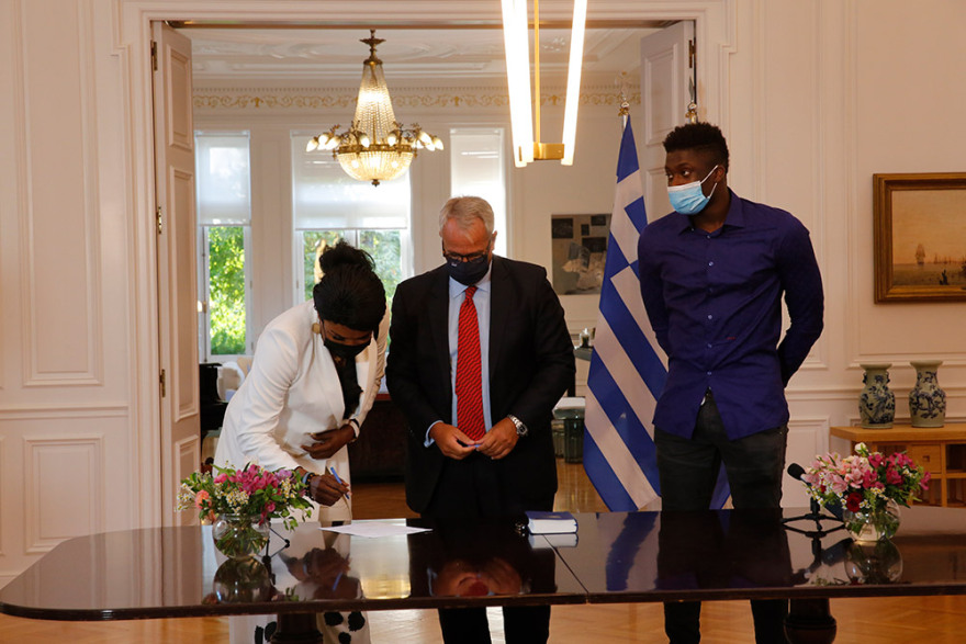 Έλληνες πολίτες η Βερόνικα και ο Άλεξ Αντετοκούνμπο - Μητσοτάκης: Στο πρόσωπό σας βλέπουμε την Ελλάδα που θέλουμε