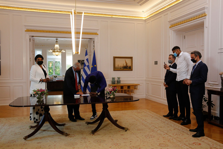 Έλληνες πολίτες η Βερόνικα και ο Άλεξ Αντετοκούνμπο - Μητσοτάκης: Στο πρόσωπό σας βλέπουμε την Ελλάδα που θέλουμε