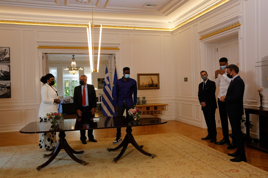 Έλληνες πολίτες η Βερόνικα και ο Άλεξ Αντετοκούνμπο - Μητσοτάκης: Στο πρόσωπό σας βλέπουμε την Ελλάδα που θέλουμε