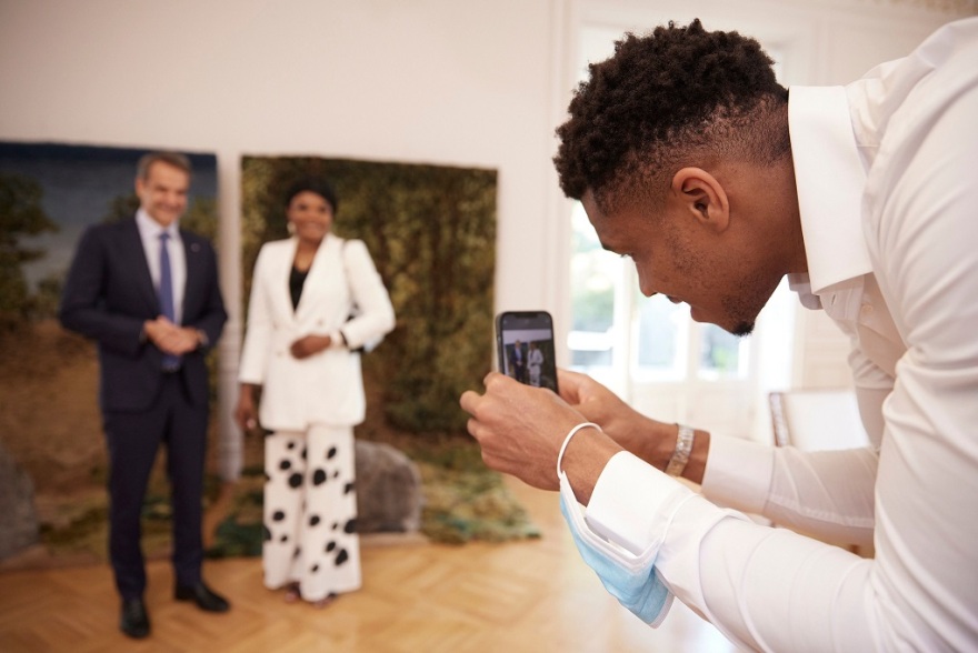 Έλληνες πολίτες η Βερόνικα και ο Άλεξ Αντετοκούνμπο - Μητσοτάκης: Στο πρόσωπό σας βλέπουμε την Ελλάδα που θέλουμε