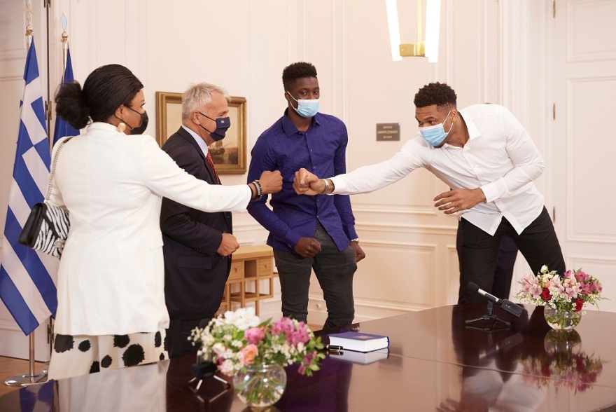 Έλληνες πολίτες η Βερόνικα και ο Άλεξ Αντετοκούνμπο - Μητσοτάκης: Στο πρόσωπό σας βλέπουμε την Ελλάδα που θέλουμε