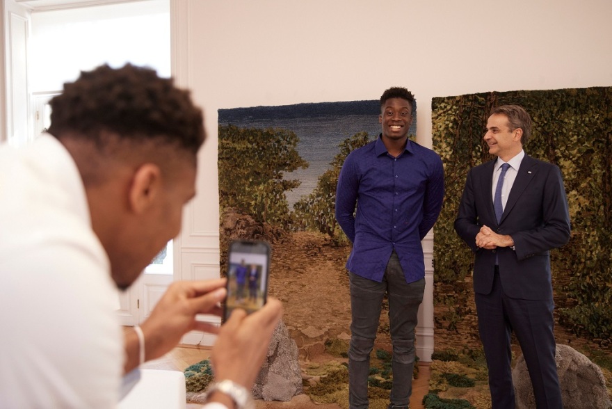 Έλληνες πολίτες η Βερόνικα και ο Άλεξ Αντετοκούνμπο - Μητσοτάκης: Στο πρόσωπό σας βλέπουμε την Ελλάδα που θέλουμε