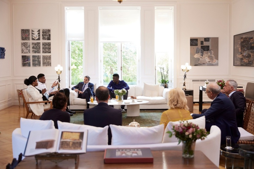 Έλληνες πολίτες η Βερόνικα και ο Άλεξ Αντετοκούνμπο - Μητσοτάκης: Στο πρόσωπό σας βλέπουμε την Ελλάδα που θέλουμε