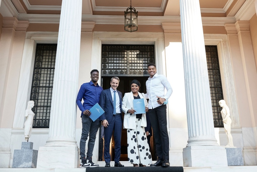 Έλληνες πολίτες η Βερόνικα και ο Άλεξ Αντετοκούνμπο - Μητσοτάκης: Στο πρόσωπό σας βλέπουμε την Ελλάδα που θέλουμε