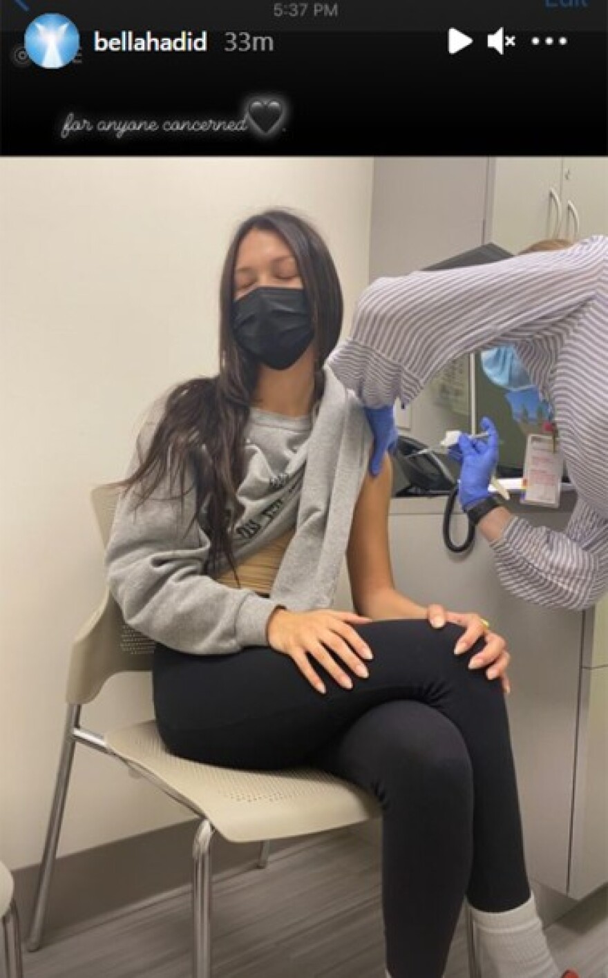 Η Μπέλα Χαντίντ απαντά στις φήμες με μία φωτογραφία:  «Για όσους ανησύχησαν, έχω εμβολιαστεί»