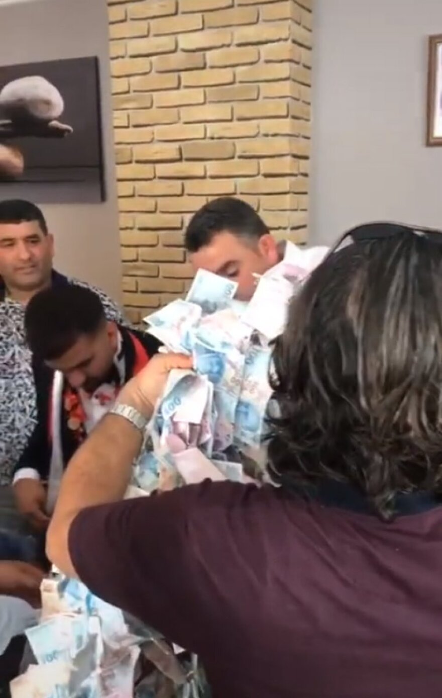 Τουρκία: Γαμπρός «πνιγμένος» στα  χαρτονομίσματα γίνεται viral - Δείτε βίντεο και φωτογραφίες