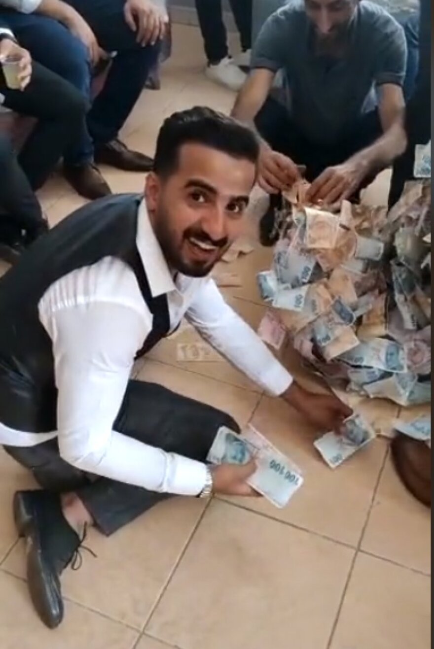 Τουρκία: Γαμπρός «πνιγμένος» στα  χαρτονομίσματα γίνεται viral - Δείτε βίντεο και φωτογραφίες
