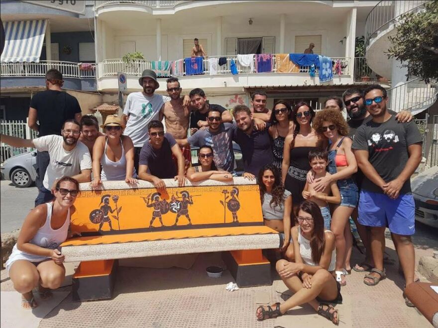 Σικελία: Ζωγραφίζουν ήρωες της ελληνικής μυθολογίας σε παγκάκια