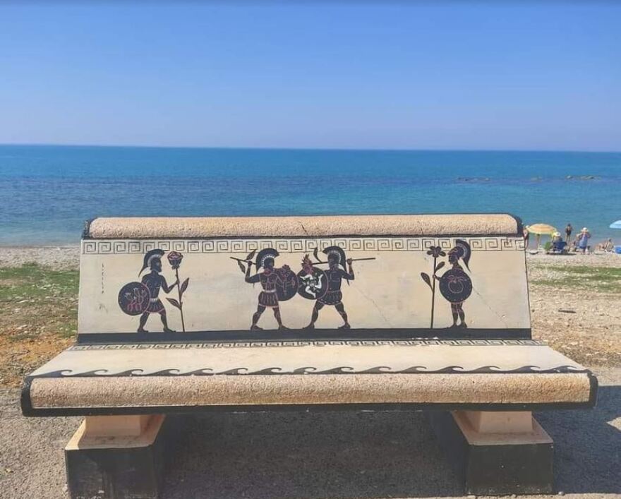 Σικελία: Ζωγραφίζουν ήρωες της ελληνικής μυθολογίας σε παγκάκια