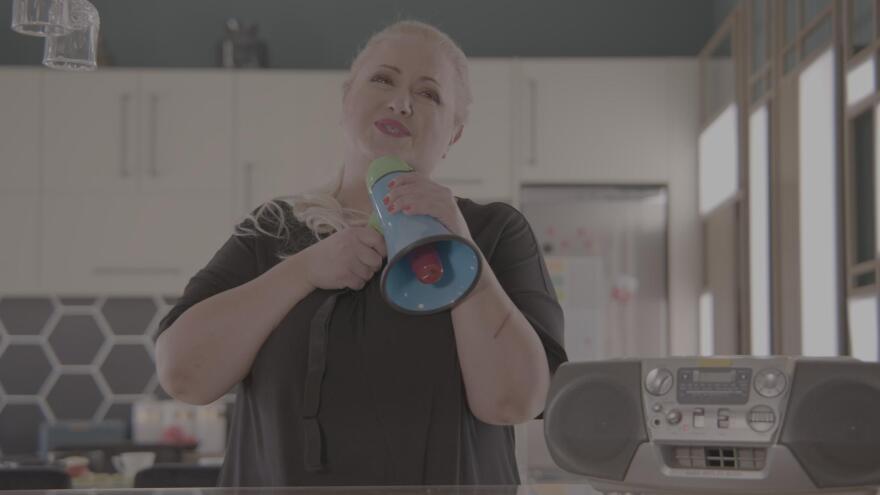 Άσε μας ρε μαμά: Συγκρούσεις, έρωτες και πολλές ανατροπές στη νέα οικογενειακή σειρά του Alpha 