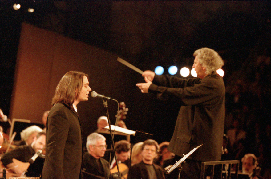 Φωτογραφίζοντας τον Μίκη Θεοδωράκη