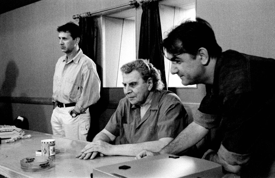 Φωτογραφίζοντας τον Μίκη Θεοδωράκη